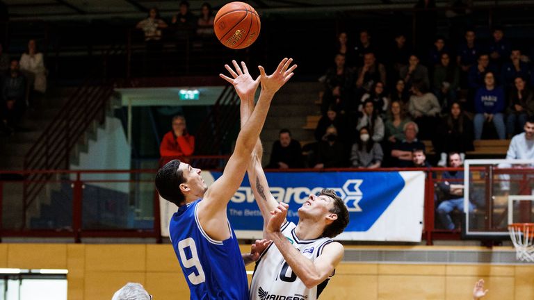 Basketballer beim Ballfangen