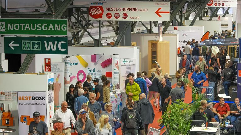 Besucher und Besucherinnen bei der Innsbrucker Herbstmesse