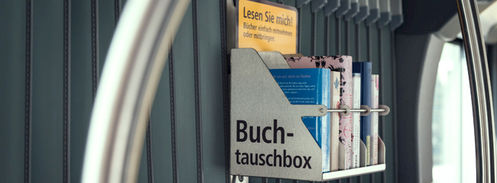 Bücherregal auf Rädern