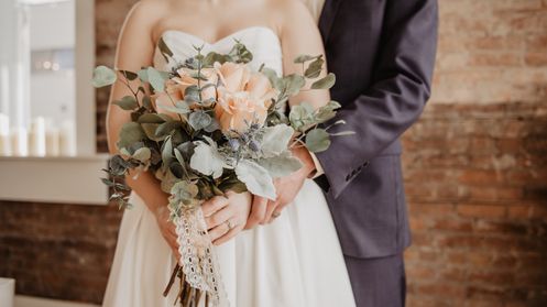 Hochzeitspaar mit Brautstrauß Gut getraut