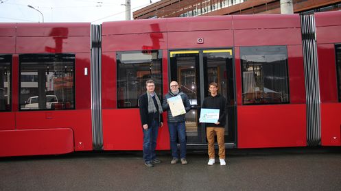 IVB-Geschäftsführer Martin Baltes (Mitte) mit der Klimabündnis Tirol Plakette Bündnis fürs Klima