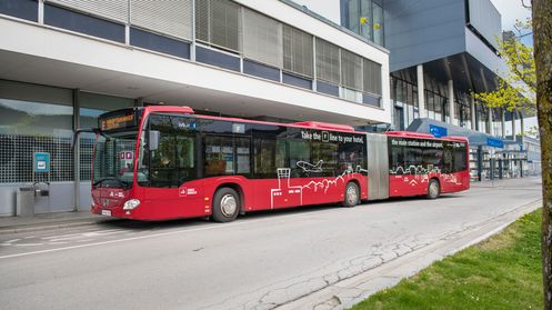 IVB-Bus beim Flughafen Innsbruck Festlicher Nationalfeiertag