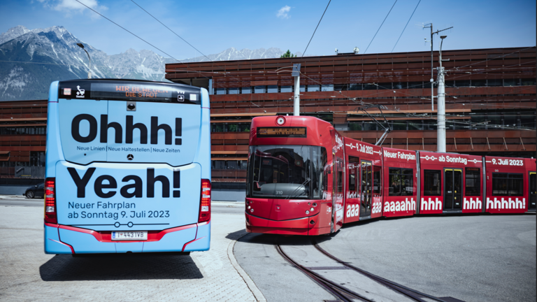 Bus und Tram vor Gebäude