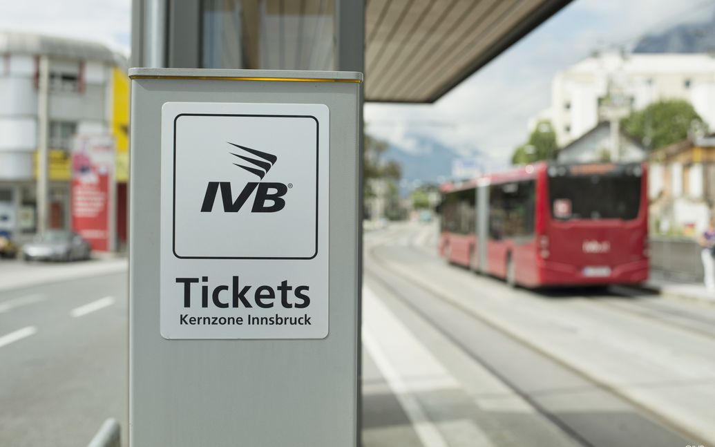 IVB-Ticketautomat, im Hintergrund ein IVB-Bus