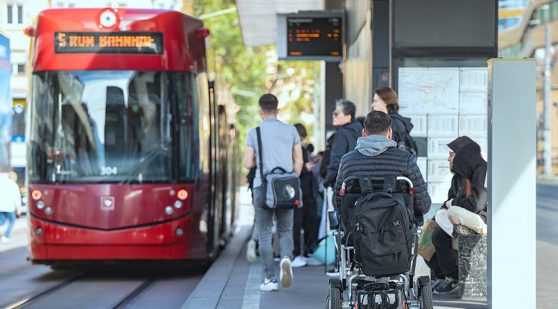 Tram und Rollstuhlfahrer