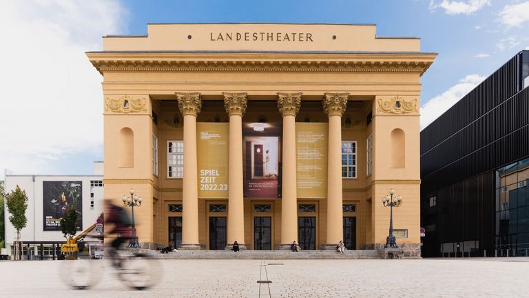 Die Ansicht auf das Große Haus des Tiroler Landestheater, (c) Amir Kaufmann