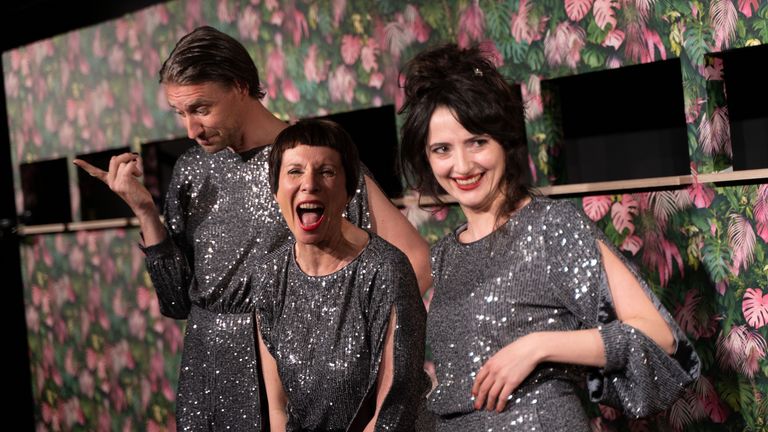 Schauspieler und Schauspielerinnen vor Fotowand