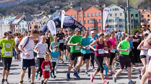 LäuferInnen des Frühlingslaufes In Schwung kommen