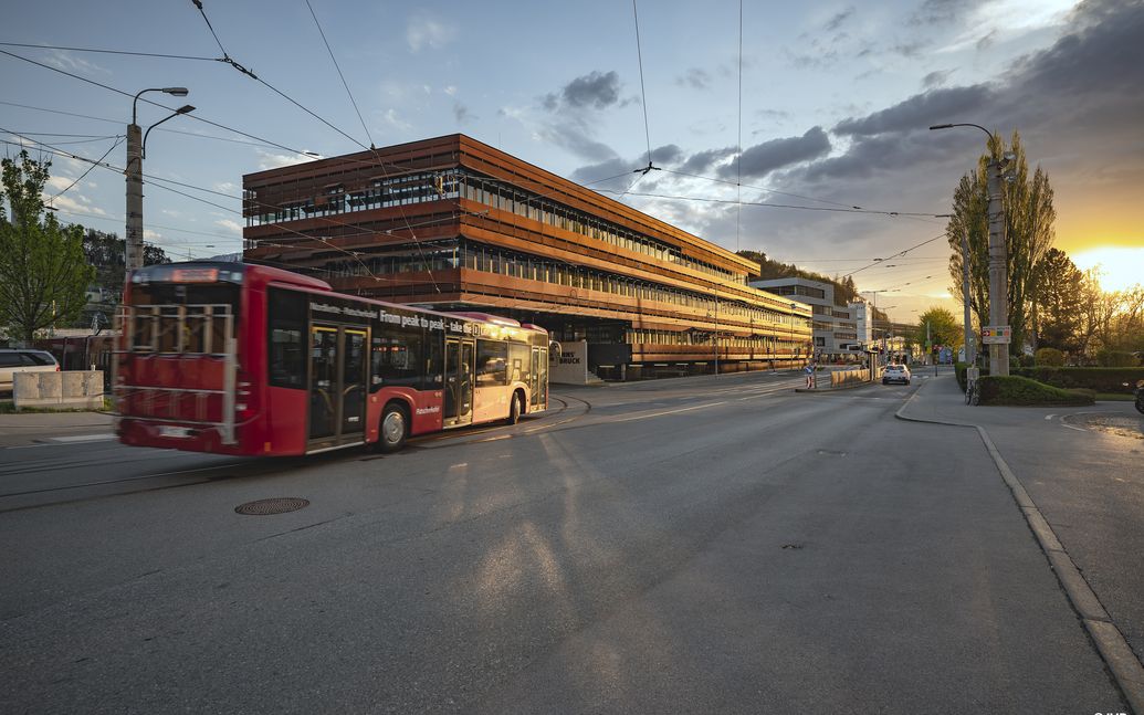 IVB Hauptgebäude Innsbruck am Abend