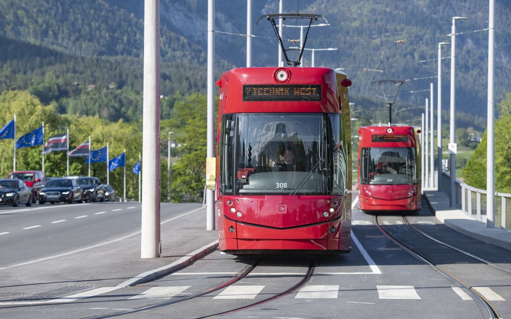 IVB Trams auf Brücke