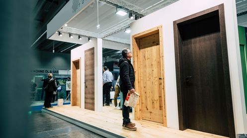 Ein Mann sieht sich unterschiedliche Türen an.