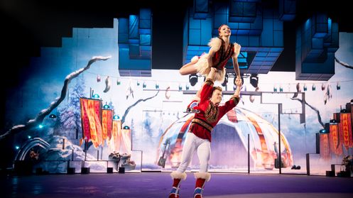 Holiday On Ice - EiskunstläuferInnen bei einer Hebefigur Reise ins All