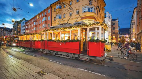 Die IVB Christklindl-Tram fährt durch Innsbruck.