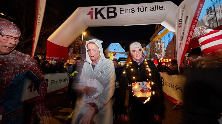 Teilnehmer und Teilnehmehrinnen des Silvesterlaufs in Innsbruck