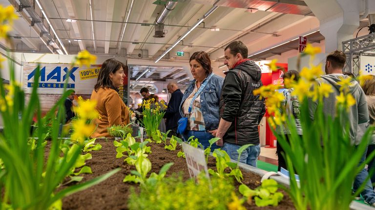 BesucherInnen bei der Frühjahrsmesse