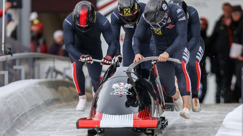 Bob-FahrerInnen beim Start