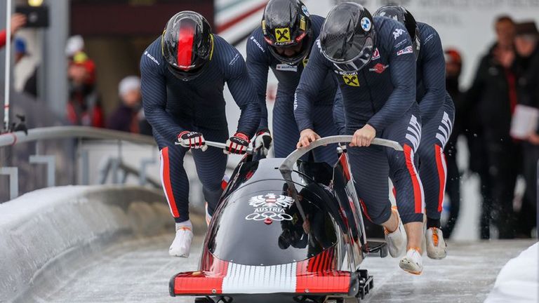 Bob-FahrerInnen beim Start