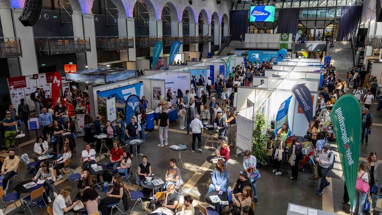 Besucherinnen und Besucher auf der Career and Competence Messe