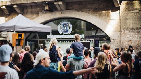 Feiernde beim Bogenfest. Feiern in den Bögen