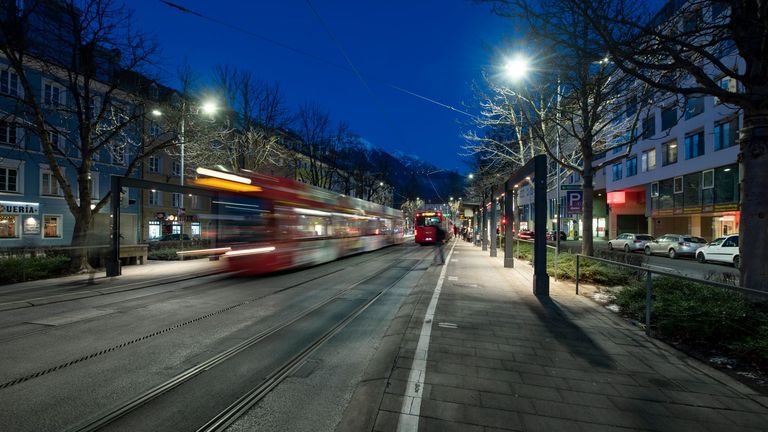 Fahrende Tram in der Nacht