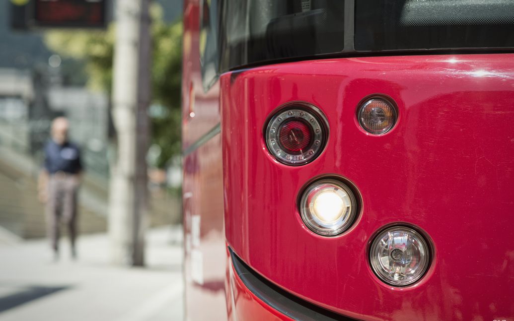 IVB-Tram Detailansicht Scheinwerfer vorne