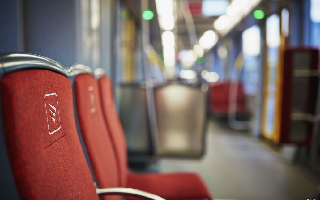 IVB-Tram: Innenansicht mit Sitzgarnitur