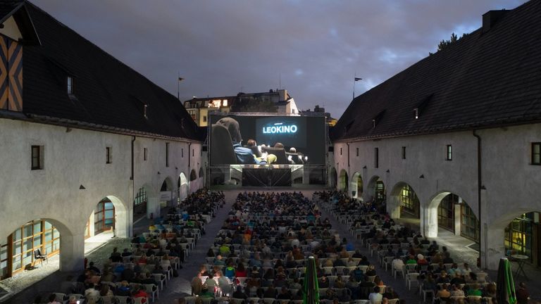 BesucherInnen des Open Air Kino im Zeughaus