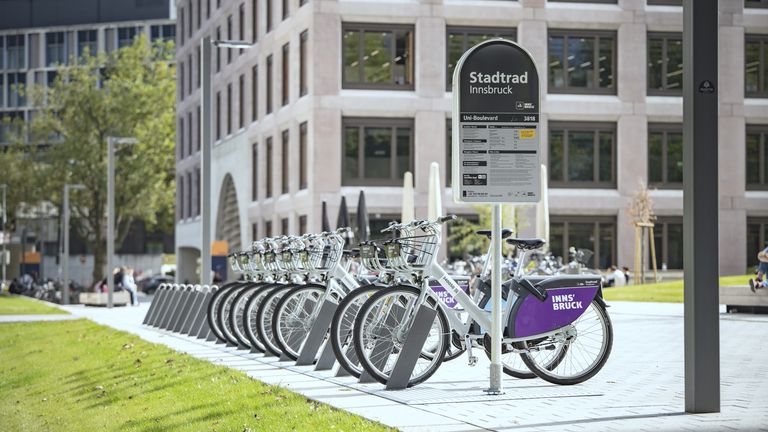 Stadträder vor der Uni Innsbruck