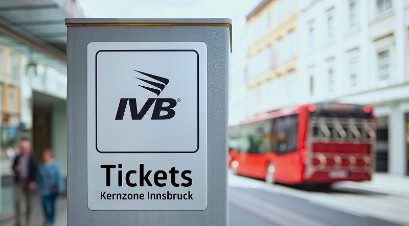 Ticketautomat und IVB-Bus
