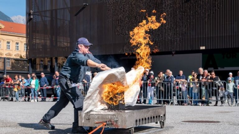 Das Bild zeigt die Feuershow bei der Innsbrucker Herbstmesse