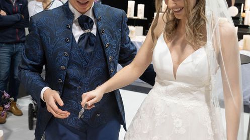 Ein Hochzeitspaar schneidet eine Hochzeitstorte an