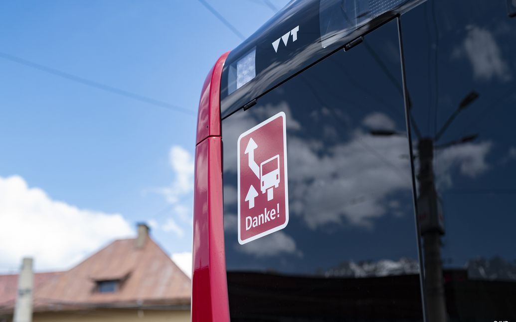 IVB-Busheck mit Danke Schild, Bus ausfahren lassen