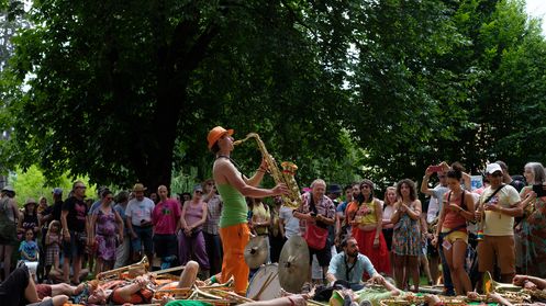 Mann mit Trompete im Park bei Strafiato