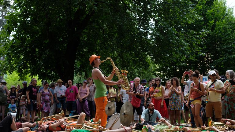 Mann mit Trompete im Park bei Strafiato
