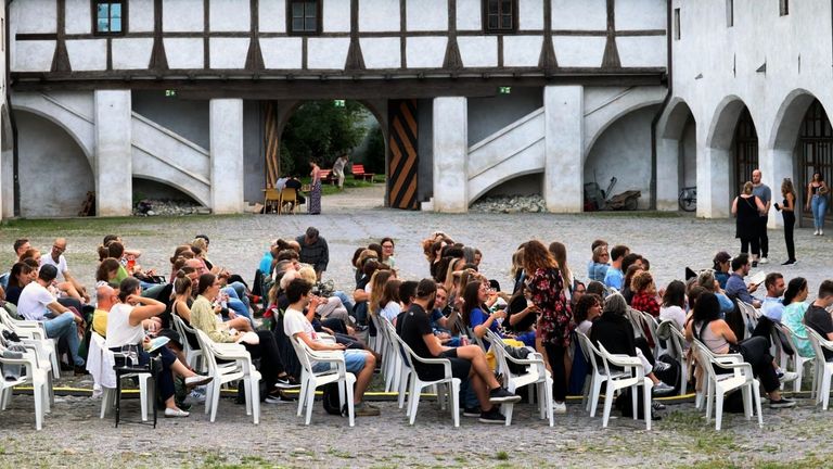 Publikum im Zeughaus bei Theater unter Sternen