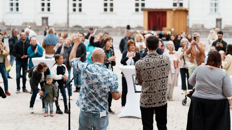 Besucher und Besucherinnen beim Theaterfest