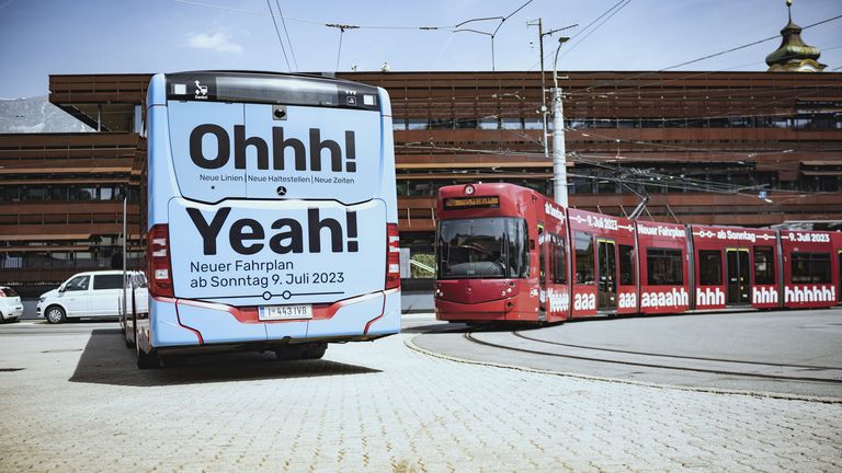 Ein Bus des VVT und eine Tram der IVB