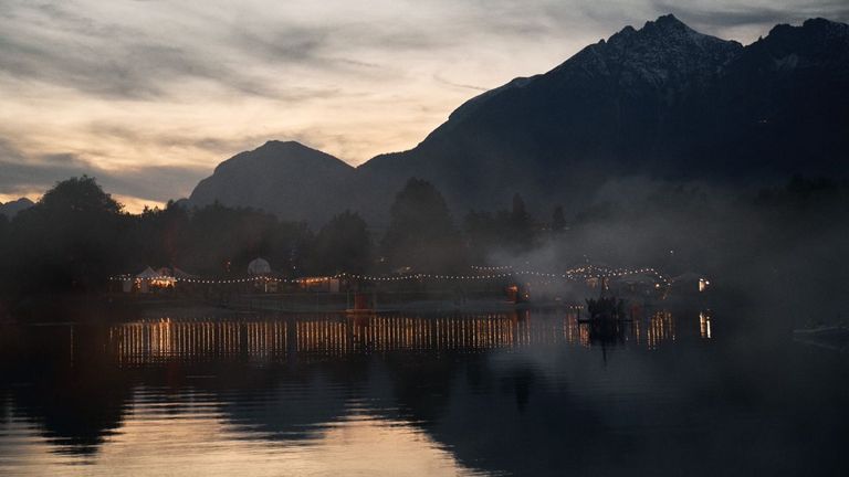Baggersee mit Bergen im Hintergrund