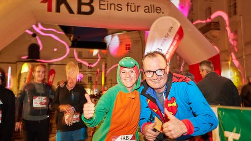 Zwei verkleidete Läuferinnen haben den Silvesterlauf absolviert