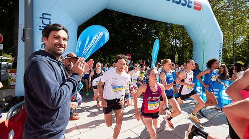 Läufer und Läuferinnen beim Start vom Innsbrucker Stadtlauf