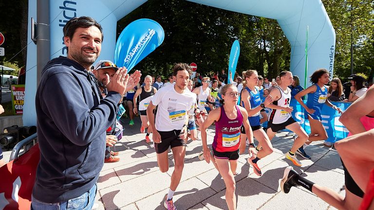 Läufer und Läuferinnen beim Start vom Innsbrucker Stadtlauf