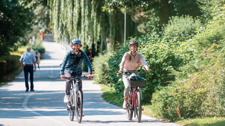 Zwei Personen beim Radfahren