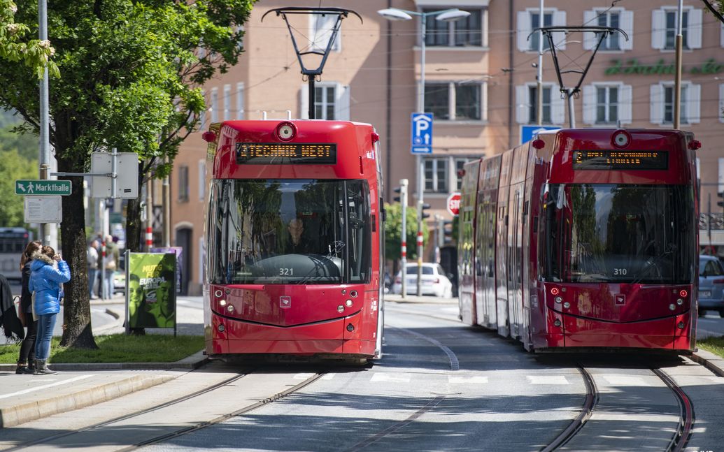 2 IVB Trams in in der nähe vom Marktplatz Innsbruck